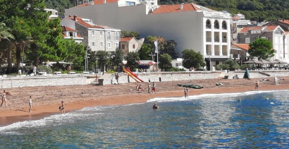 Plaže u Crnoj Gori dobile prve kupače već u aprilu