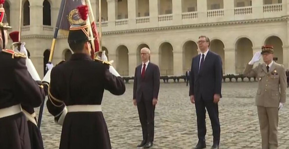 Vučić u Parizu sa Makronom, na stolu 14 tema