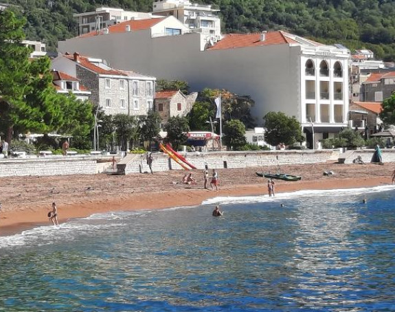 Plaže u Crnoj Gori dobile prve kupače već u aprilu
