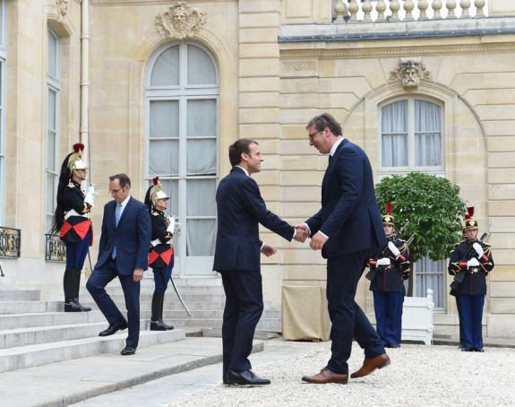 Makron dočekao Vučića uz najviše državne počasti