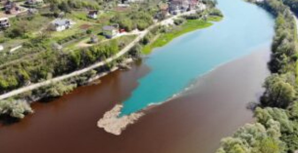 Poznato zašto je Jablaničko jezero dobilo ovu boju