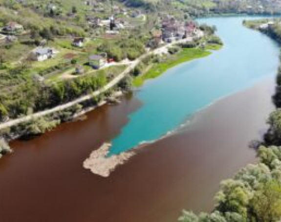 Poznato zašto je Jablaničko jezero dobilo ovu boju