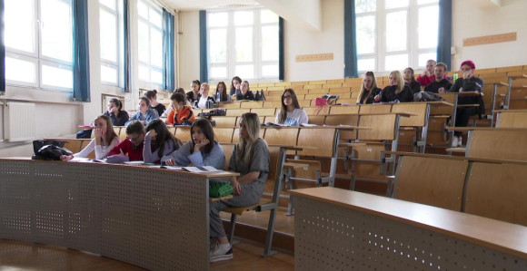 Da li ostati i boriti se ili uzeti pasoš i pobjeći?