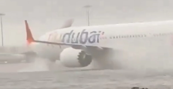 Avion "plivao" po pisti, poplava na aerodromu