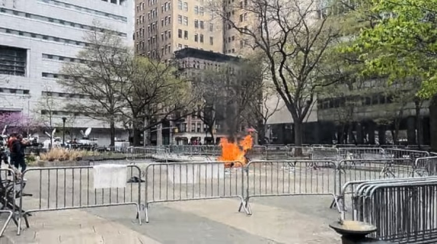 Умро човјек који се запалио током суђења Трампу