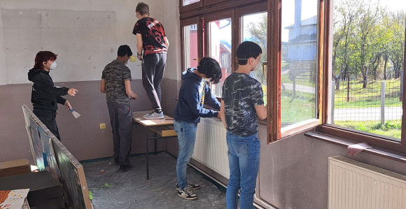 Holandski volonteri okrečili školu u Sanskom Mostu