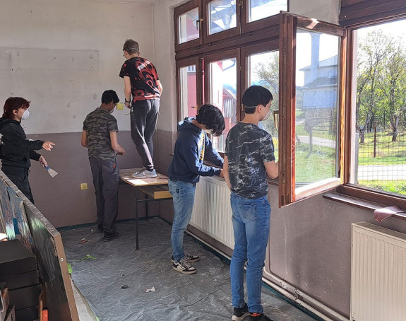 Holandski volonteri okrečili školu u Sanskom Mostu