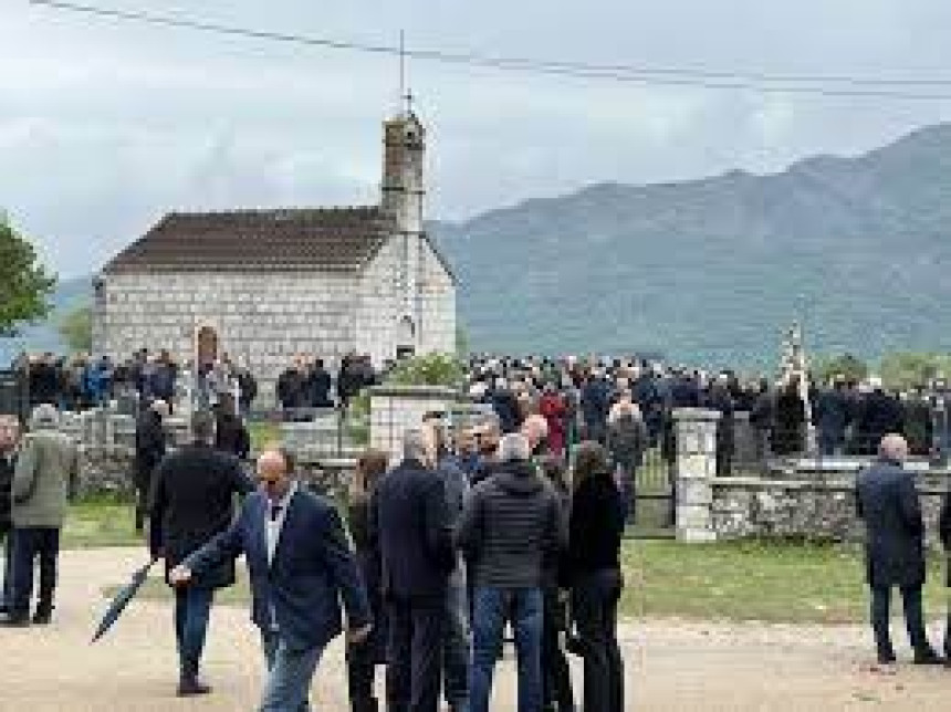 Sahranjen Brano Mićunović na groblju kod Nikšića