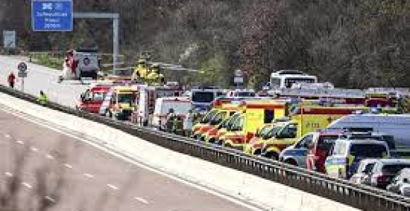 Na auto-putu na zapadu Njemačke prevrnuo se autobus