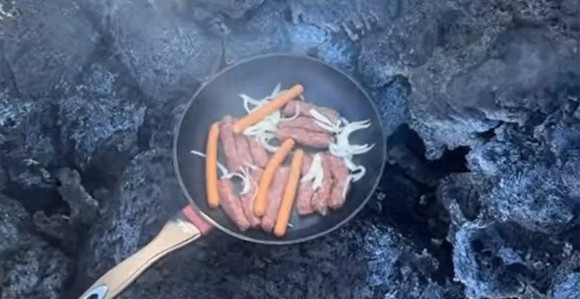 Balkanci roštiljali ispod vulkana dok izbacuje lavu! (VIDEO)