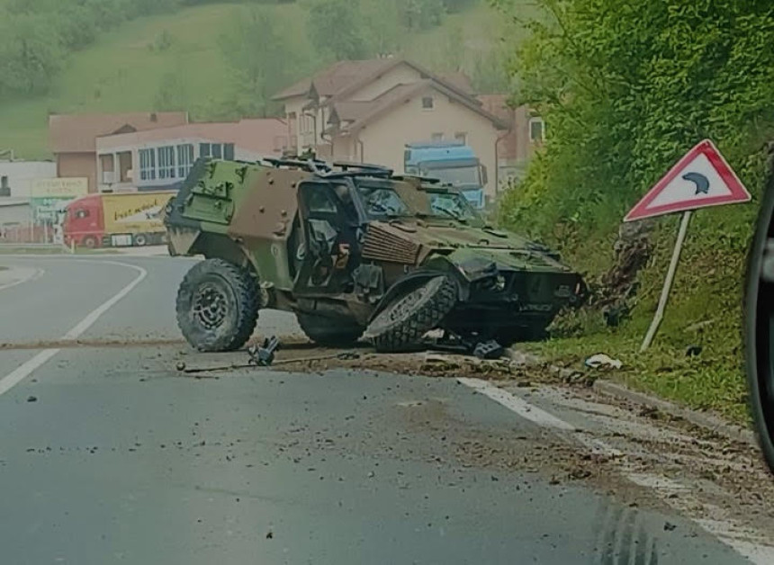 Povrijeđen vojnik i oštečeno vozilo EUFOR-a u Srebreniku (VIDEO)
