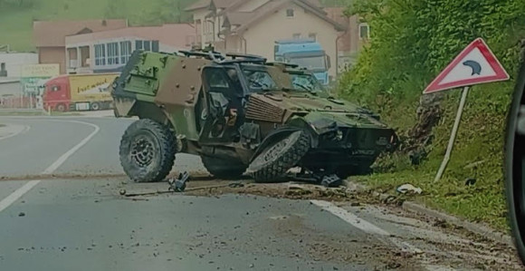 Povrijeđen vojnik i oštečeno vozilo EUFOR-a u Srebreniku (VIDEO)