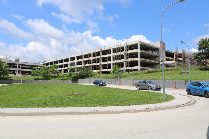 Blokirana firma koja gradi garažu UKC-a, Vlada im dužna 3,5 mil. KM
