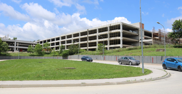 Blokirana firma koja gradi garažu UKC-a, Vlada im dužna 3,5 mil. KM
