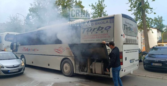 U Tuzli se zapalio autobus, prevozio đake na ekskurziju