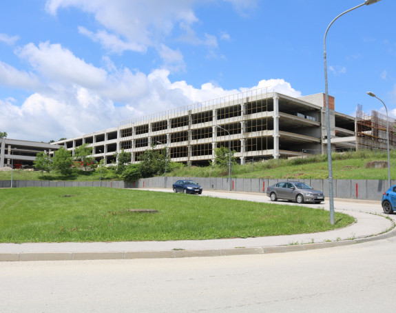 Blokirana firma koja gradi garažu UKC-a, Vlada im dužna 3,5 mil. KM