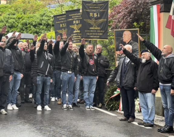 Više desetina neofašista odalo poštu Musoliniju