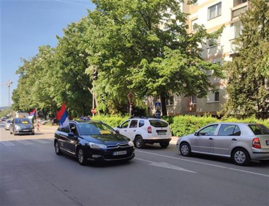 Taksisti digli glas protiv Rezolucije u Srebrenici
