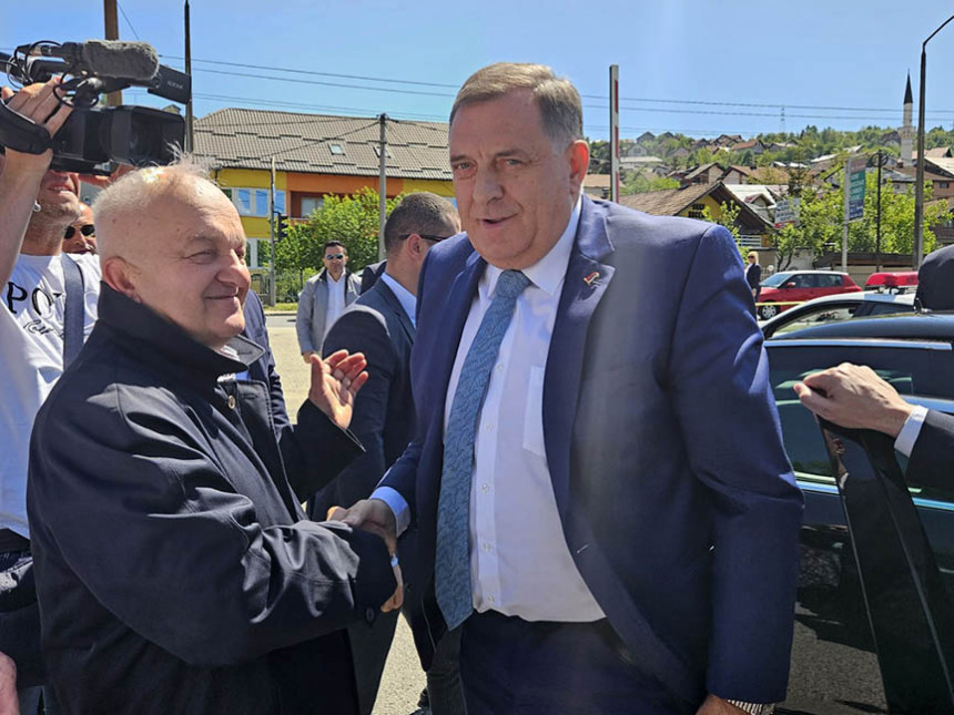 Dodik stigao u Sud BiH, ispred aktivisti i funkcioneri SNSD-a