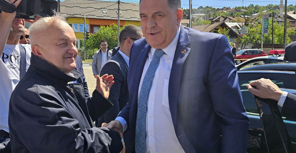Dodik stigao u Sud BiH, ispred aktivisti i funkcioneri SNSD-a