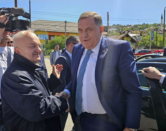 Dodik stigao u Sud BiH, ispred aktivisti i funkcioneri SNSD-a