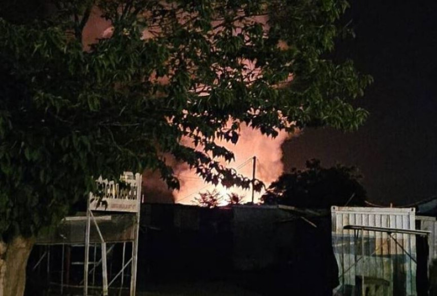 Požar na mostarskoj pijaci u Vrapčićima, gore štandovi
