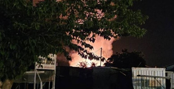 Požar na mostarskoj pijaci u Vrapčićima, gore štandovi