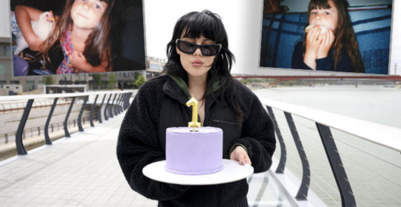 Teya Dora čuvala pile u stanu dok nije postao petao!