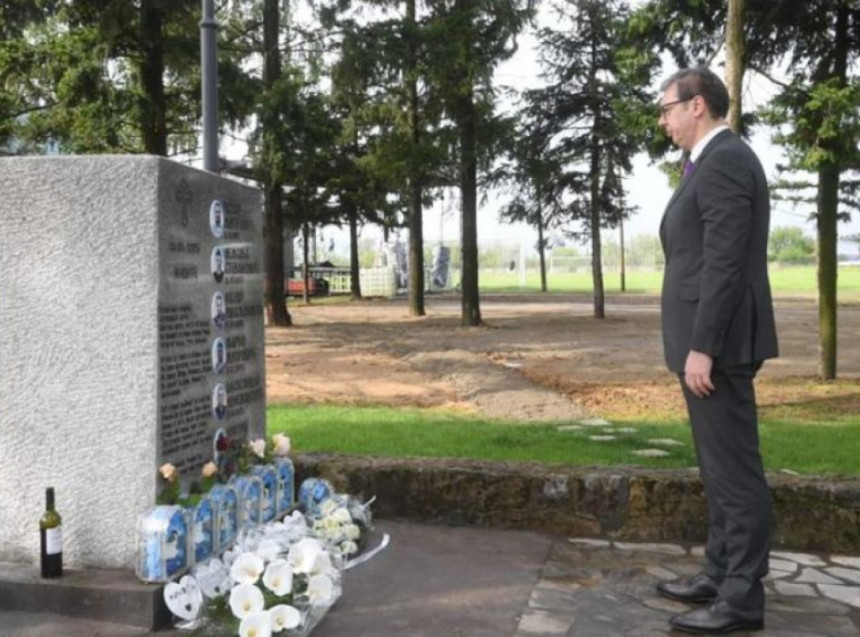 Vučić odao počast stradalima u Duboni i M. Orašju