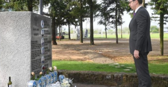 Vučić odao počast stradalima u Duboni i M. Orašju