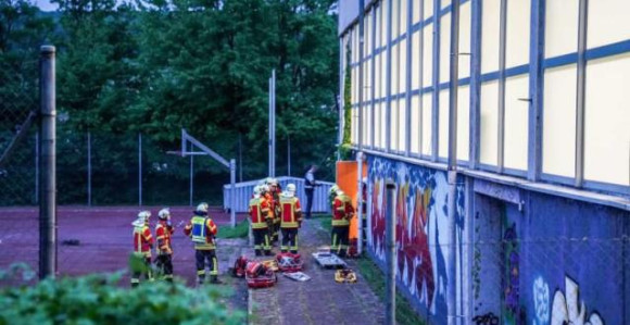 Четворо дјеце тешко повређено, пали кроз кров хале