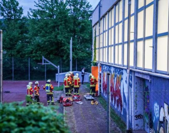 Četvoro djece teško povređeno, pali kroz krov hale