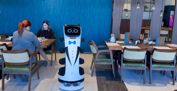 Grad Derventa ima robote konobare (VIDEO)