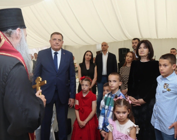 Патријарх Порфирије у Александровцу на слави код Додика