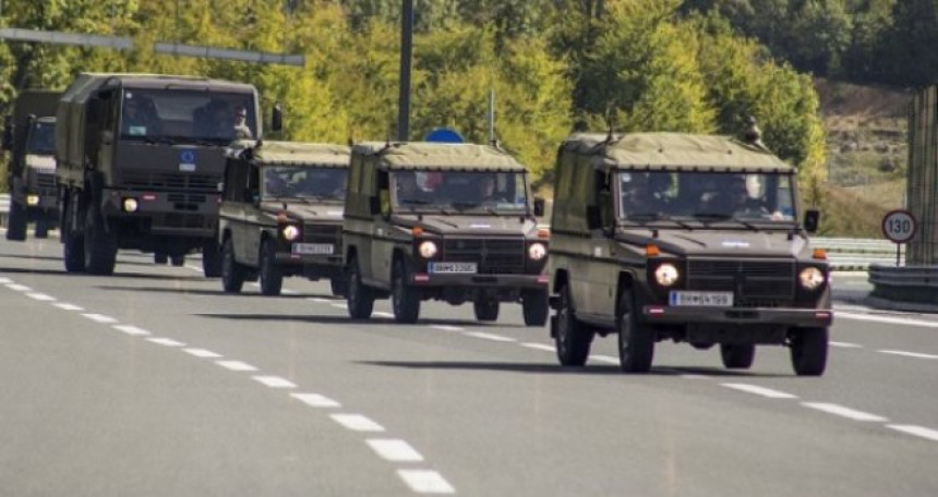 Појачано кретање возила ЕУФОР-а на путевима и пругама