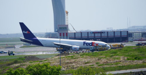 Zastrašujuća scena na aerodromu, avion udario od pistu