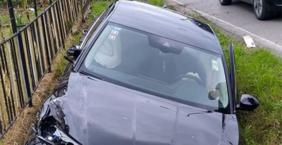 Udes u Banjaluci, automobil završio u kanalu pored puta