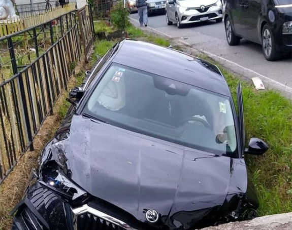 Udes u Banjaluci, automobil završio u kanalu pored puta