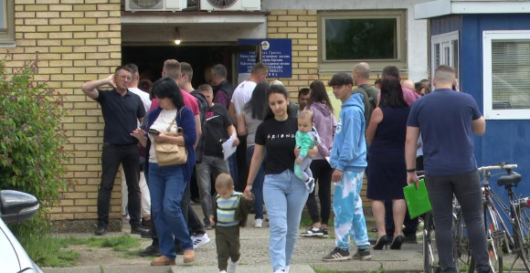 Велике гужве испред ЦИПС-а у Бијељини, више сати се чека
