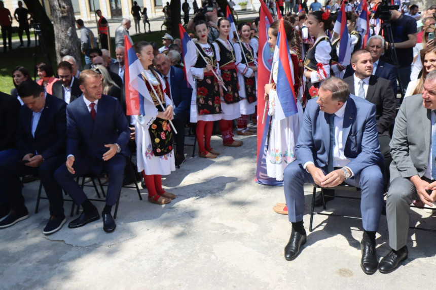 Brojni zvaničnici u obilasku centralnog spomenika u BL