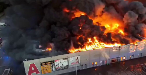 Vatra "progutala" tržni centar u Varšavi (VIDEO)