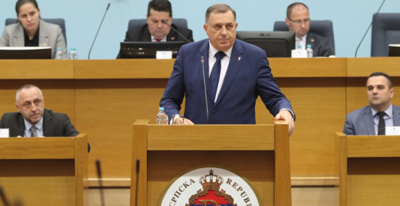 Додик играријама урушава и гази Народну скупштину