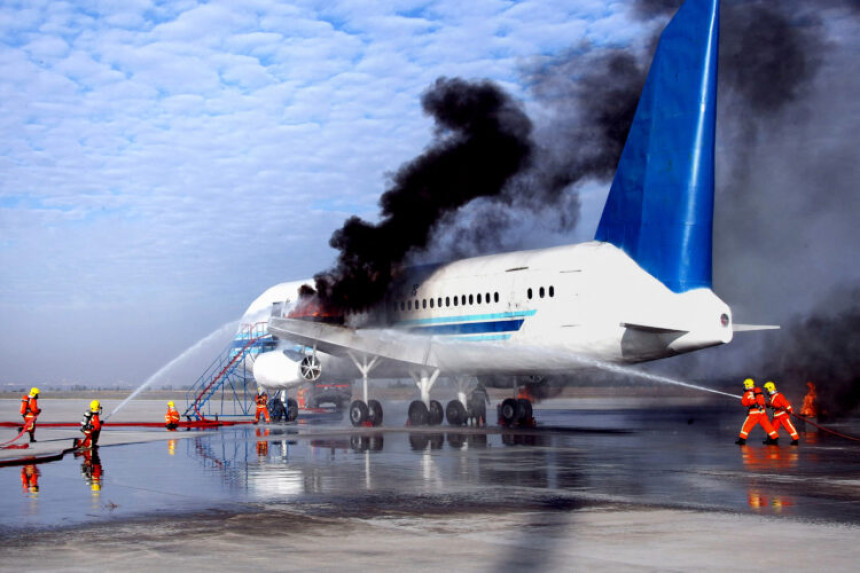 Avion se zapalio na pisti, putnici hodali po krilu (VIDEO)