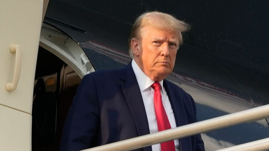 Трампов авион ударио у летелицу на аеродрому на Флориди