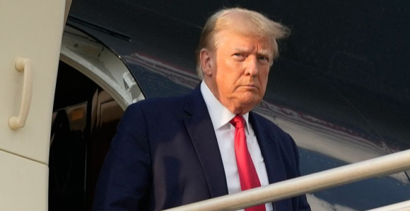 Трампов авион ударио у летелицу на аеродрому на Флориди