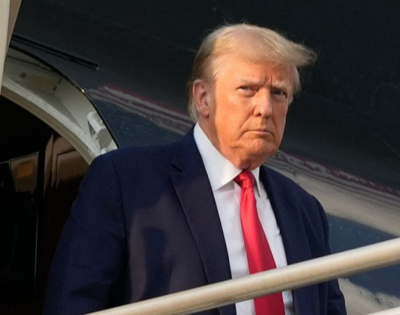 Трампов авион ударио у летелицу на аеродрому на Флориди