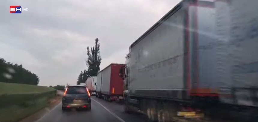 Велика гужва на прелазу Сремска Рача (ВИДЕО)