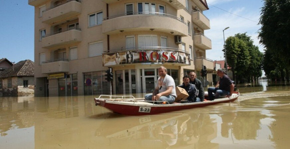Gradovi potopljeni, ljudi izginuli, a funkcionerima ne fali ni dlaka s glave (VIDEO)