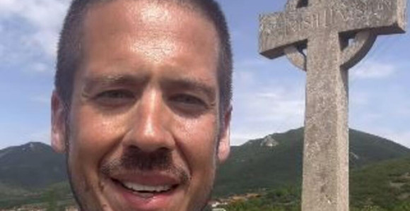 Nikolu Rokvića tokom hodočašća napao čopor pasa lutalica (VIDEO)