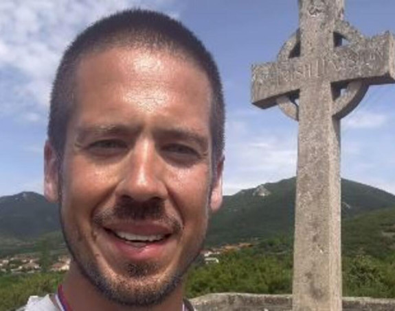 Nikolu Rokvića tokom hodočašća napao čopor pasa lutalica (VIDEO)